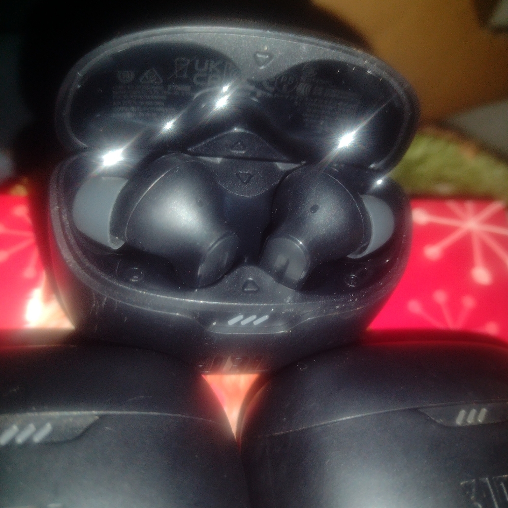 Ear buds - Picture 3 of 4